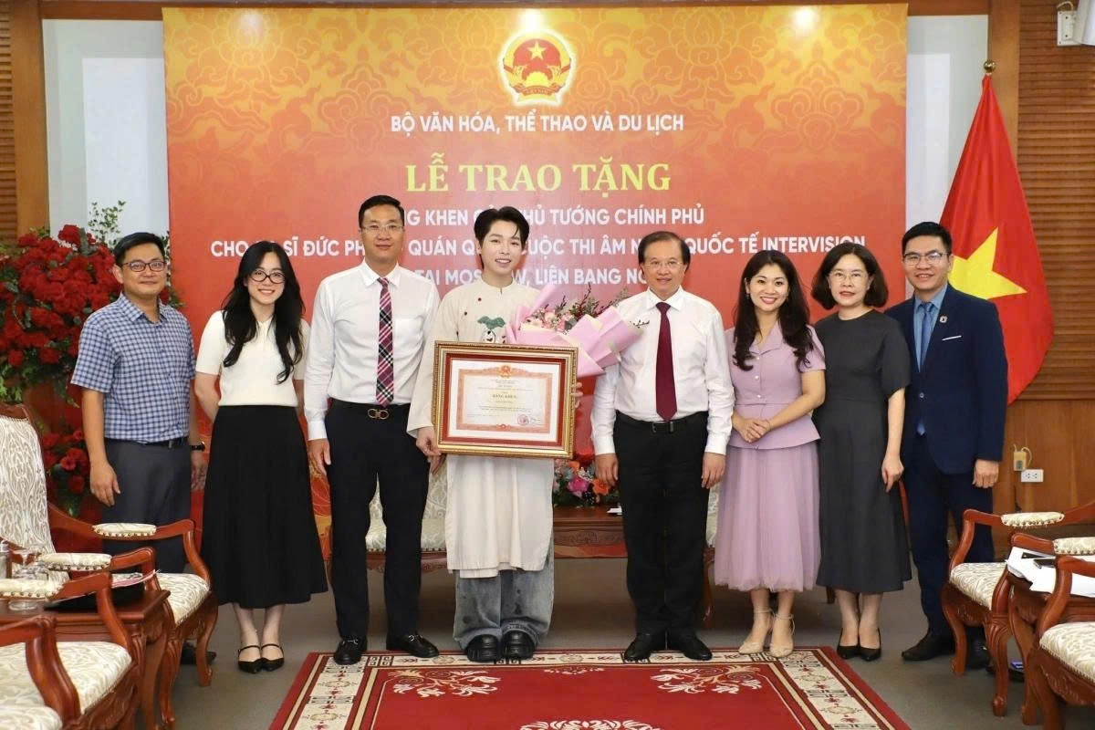 Intervision 2025 winner Duc Phuc receives PM honour